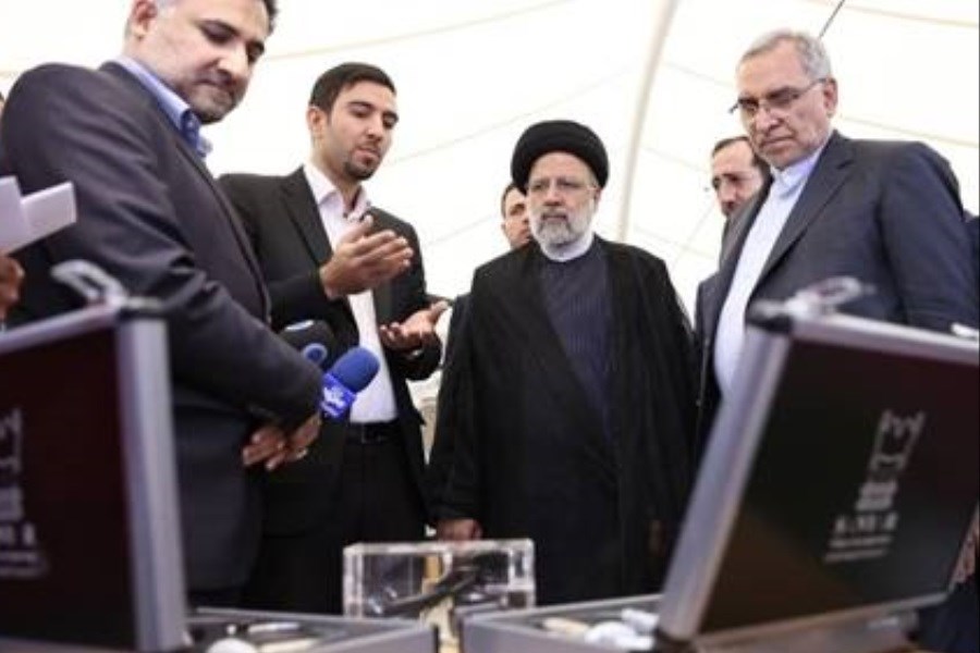 تصویر بازدید رئیس جمهور و وزیر بهداشت از «خانه نوآوری و فنآوری» ایران در کنیا