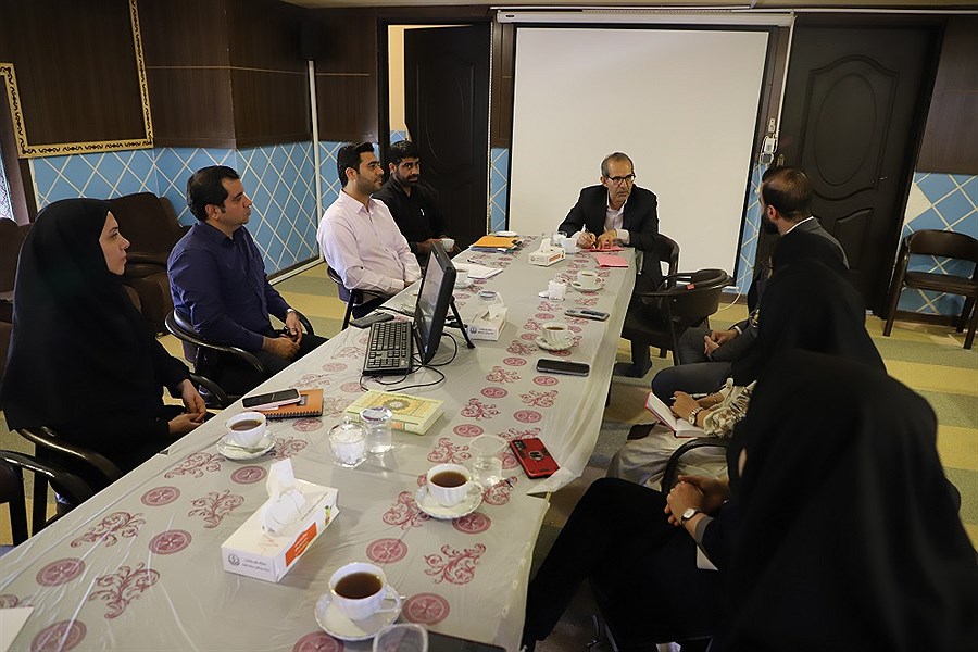 تصویر برگزاری نشست هم اندیشی رییس دانشگاه علوم پزشکی شیراز با کارشناسان و داروسازان ستادی دانشگاه