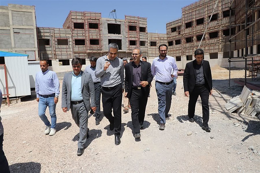 تصویر رئیس دانشگاه علوم پزشکی شیراز و هیات همراه از پروژه ساخت دانشکده ها در پردیس دانشگاه بازدید کردند