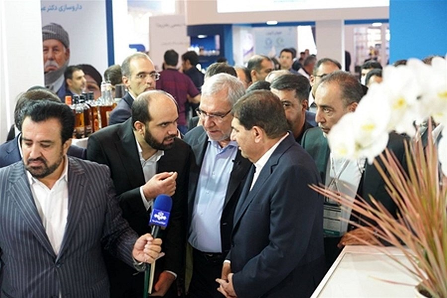 تصویر گفتگوی معاون اول رئیس جمهور و وزیر بهداشت با تولیدکنندگان دارو در نمایشگاه ایران فارما