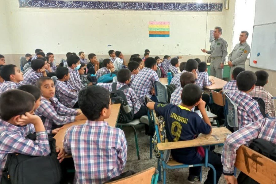 تصویر برنامه یک ساعت با محیط‌بان در مدرسه ابتدایی حافظ شهرستان مهر اجرا شد