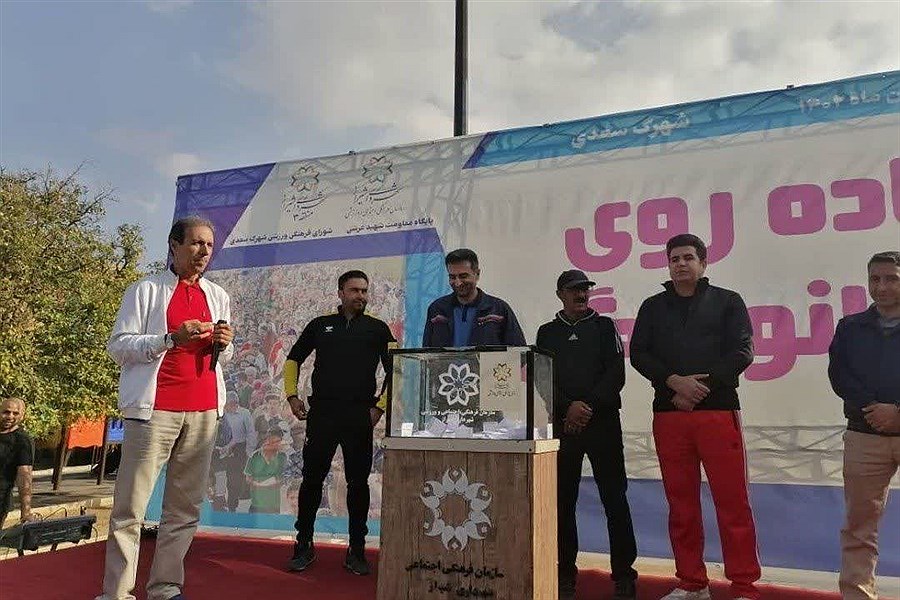 تصویر برگزاری همایش بزرگ پیاده روی خانوادگی در کنار آرامگاه شیخ اجل
