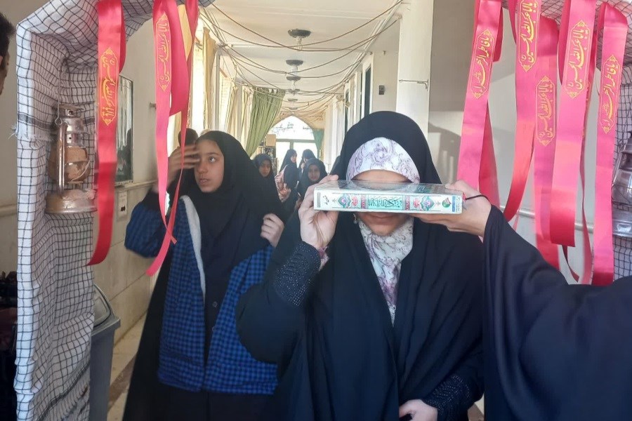 تصویر نخستین کاروان راهیان نور دانش آموزان شیرازی به مناطق عملیاتی جنوب اعزام شدند