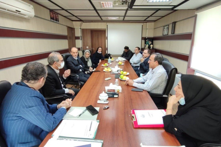 تصویر اعضای هیات بورد آلرژی و ایمونولوژی بالینی کشور با رئیس دانشگاه علوم پزشکی شیراز دیدار کردند