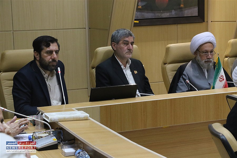 تصویر امام جمعه شیراز در شورای فرهنگ عمومی، آموزش رابطان ادارات را برای تحقق سند فرهنگی خواستار شد