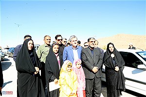 وزیر میراث فرهنگی با استاندار فارس به نرگس‌زارهای خفر رسید