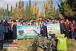 غرس نهال توسط جهانگرد دوچرخه سوار حامی طبیعت در شیراز