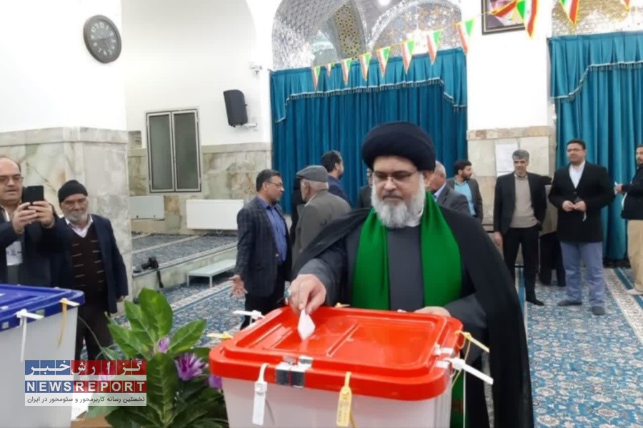تصویر امام جمعه و فرماندار بافق رأی خود را به صندوق انداختند