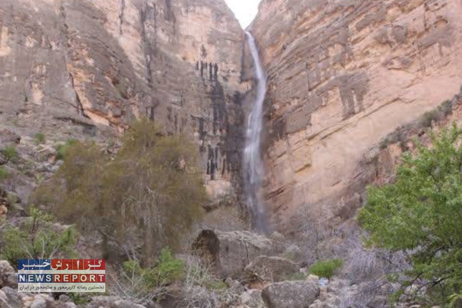 بلندترین آبشار فصلی خاورمیانه در نی‌ریز پذیرای مسافران نوروزی شد