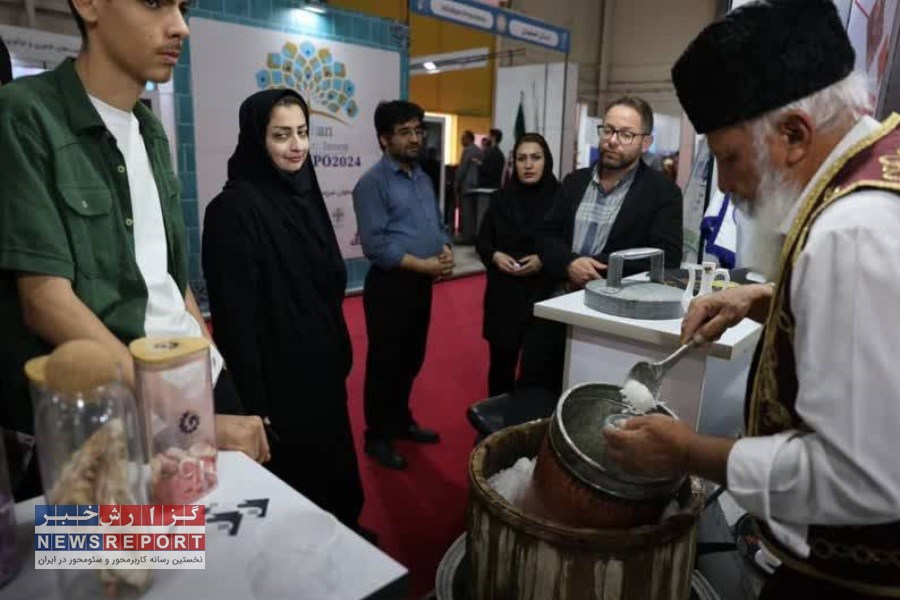 تصویر توزیع فالوده، کلم‌پلو و قهوه شیرازی در نمایشگاه ایران اکسپو