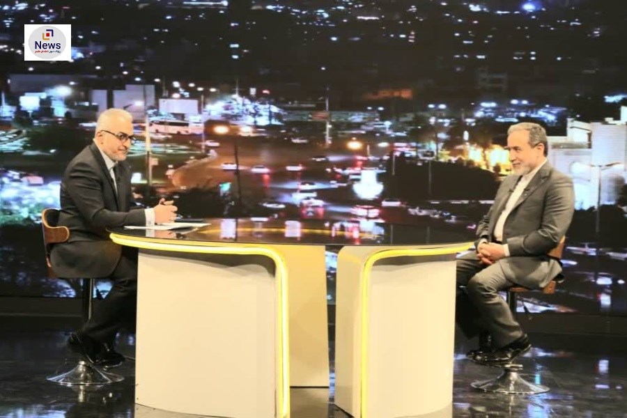 تصویر گفتگوی زنده خبری وزیر امور خارجه با شبکه خبر در شیراز