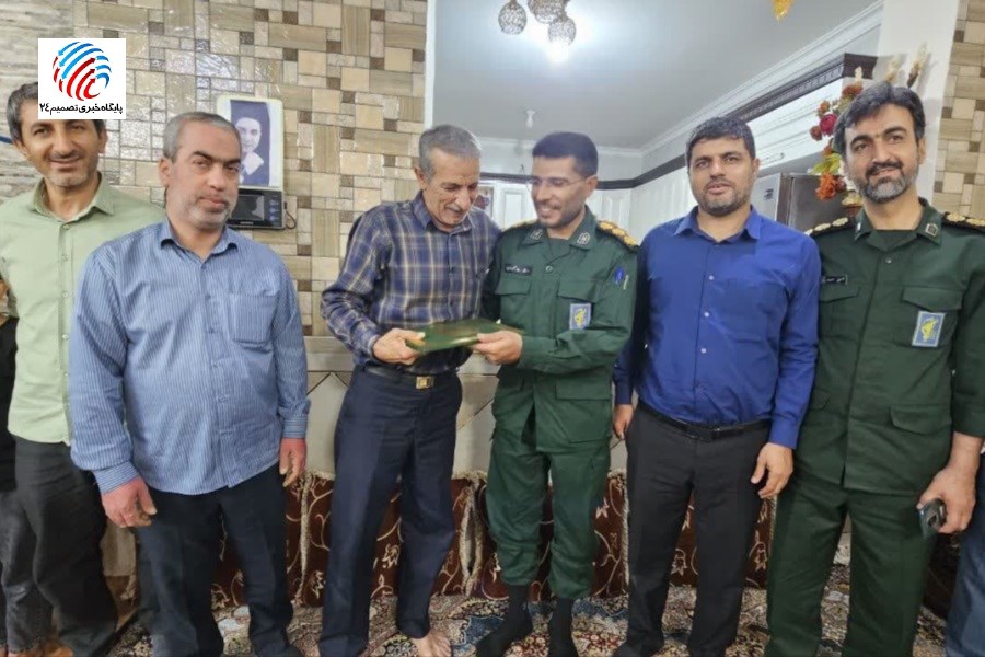 تصویر تجلیل فرمانده سپاه لامرد از آزاده سرافراز «حاج محمد غلامی»