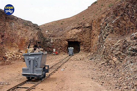 فرماندار باروق: توسعه واحدهای فرآوری، راهکار پایان خام‌فروشی مواد معدنی است