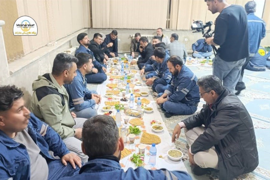 مدیرعامل شرکت توزیع برق استان تهران دعای تحویل سال را در میان نیروهای عملیاتی و در منطقه برق پاکدشت قرائت کرد