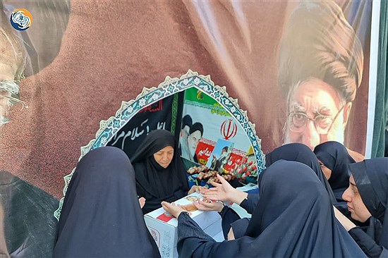 استمرار خدمت‌رسانی شبانه‌روزی موکب بنیاد آبشار عاطفه‌ها در خیابان سهروردی تهران