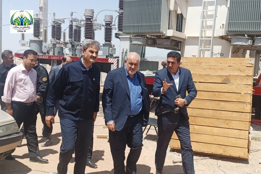 بازدید وزیر نیرو از روند برق‌رسانی به واحدهای صنعتی بازسازی‌شده در شهرک صنعتی شمس‌آباد