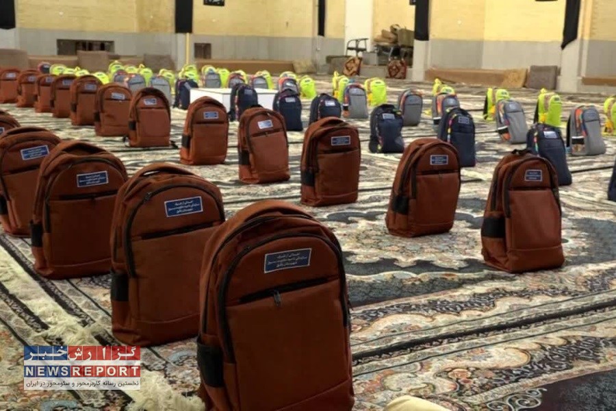 تصویر توزیع ۹۰ بسته لوازم‌التحریر میان دانش‌آموزان کم‌برخوردار بافق