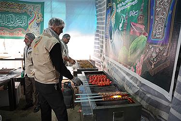 تصویر موج گسترده خدمت‌رسانی آبشار عاطفه ها به زائران در نیمه شعبان