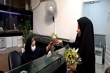تصویر تجلیل از کادر درمان و پرستاران در نمایندگی‌های بنیاد آبشار عاطفه‌ها در استان تهران