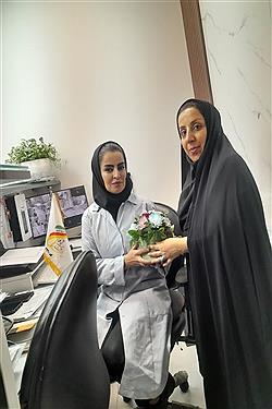 تصویر تجلیل از کادر درمان و پرستاران در نمایندگی‌های بنیاد آبشار عاطفه‌ها در استان تهران