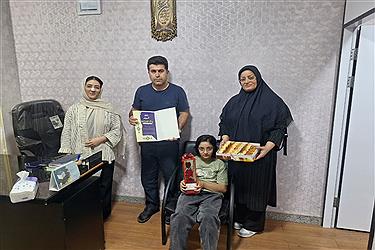 تصویر تجلیل از کادر درمان و پرستاران در نمایندگی‌های بنیاد آبشار عاطفه‌ها در استان تهران