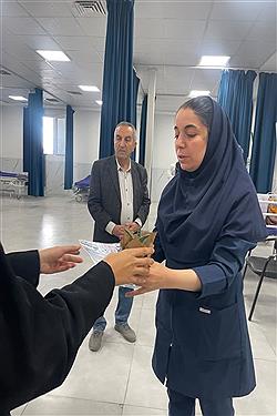 تصویر تجلیل از کادر درمان و پرستاران در نمایندگی‌های بنیاد آبشار عاطفه‌ها در استان تهران