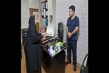 تصویر تجلیل از کادر درمان و پرستاران در نمایندگی‌های بنیاد آبشار عاطفه‌ها در استان تهران