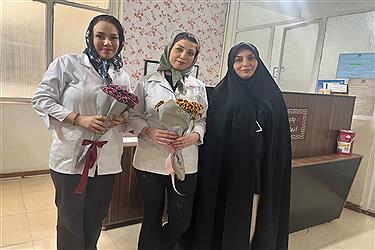 تصویر تجلیل از کادر درمان و پرستاران در نمایندگی‌های بنیاد آبشار عاطفه‌ها در استان تهران