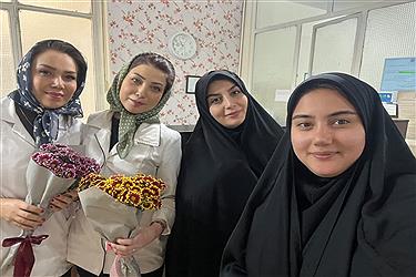 تصویر تجلیل از کادر درمان و پرستاران در نمایندگی‌های بنیاد آبشار عاطفه‌ها در استان تهران