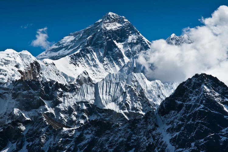 تصویر ویروس کرونا به بلندترین قله جهان، اورست رسید