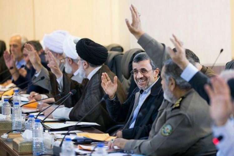 تصویر احمدی نژاد و اما و اگر های ادامه ی حضور یا حذفش در مجمع تشخیص!