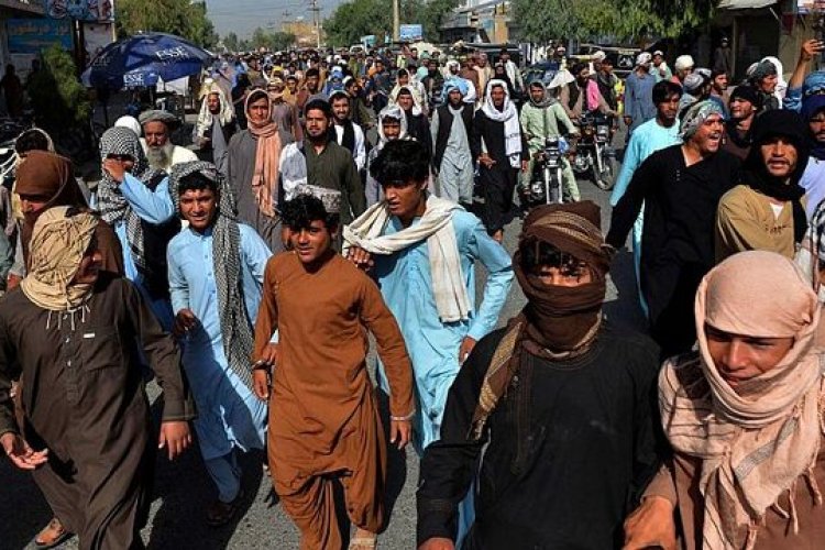 تصویر دستور  جدید طالبان، مردم قندهار را به خیابان ها کشاند