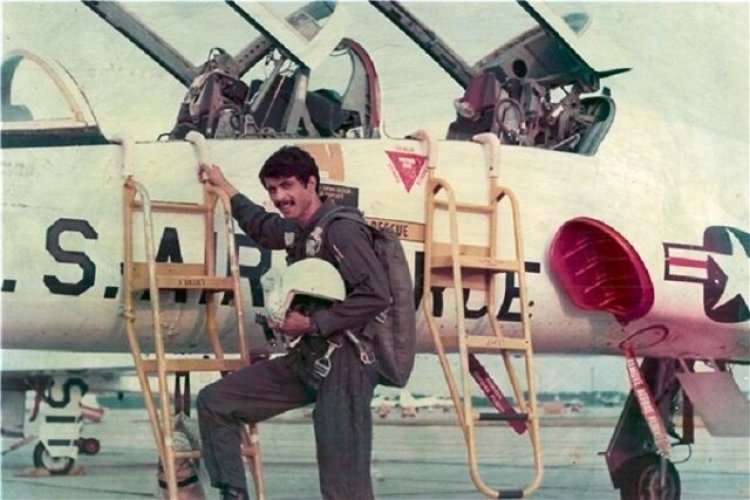 تصویر اولین خلبانِ شهید روزهای جنگ