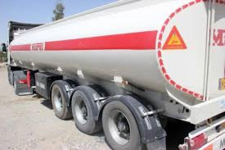 تصویر کامیون حامل سوخت قاچاق در لارستان توقیف شد