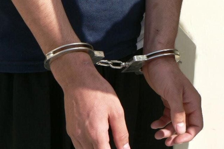 تصویر دستبند پلیس سروستان بر دستان متهم 25 میلیاردی 