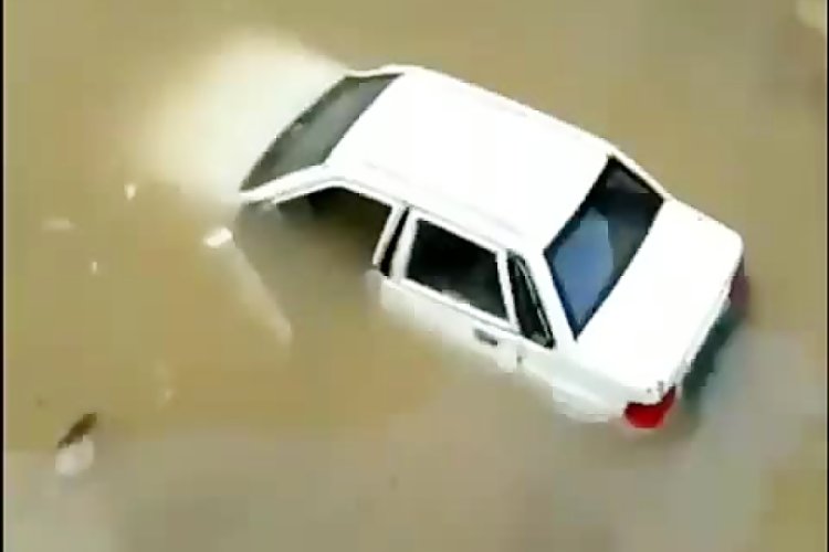 تصویر راهکارهای نجات سرنشینان خودروی در حال غرق شدن
