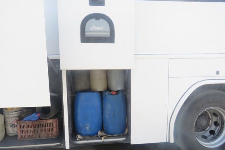 تصویر اتوبوس‌های مسافربری حامل سوخت قاچاق در جهرم توقیف شدند