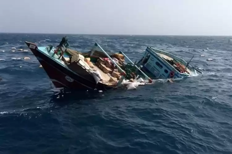 تصویر نجات لنج عمانی توسط نیروی دریایی ارتش