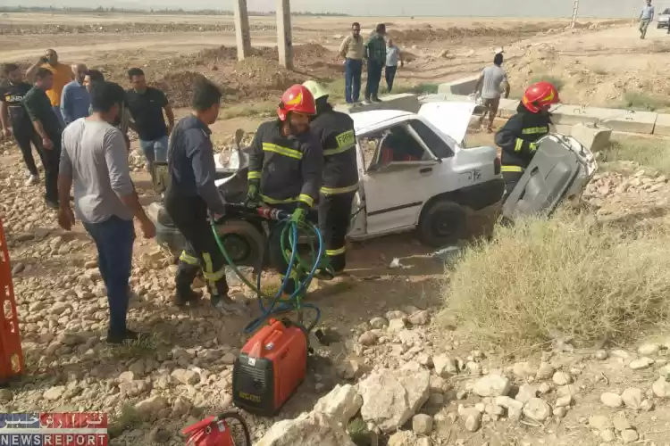تصادف خودرو با شتر در شیراز دو نفر را روانه بيمارستان كرد