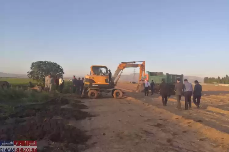 تصویر اجرای دستور قضایی قلع و قمع شدن مزرعه برنج آلوده